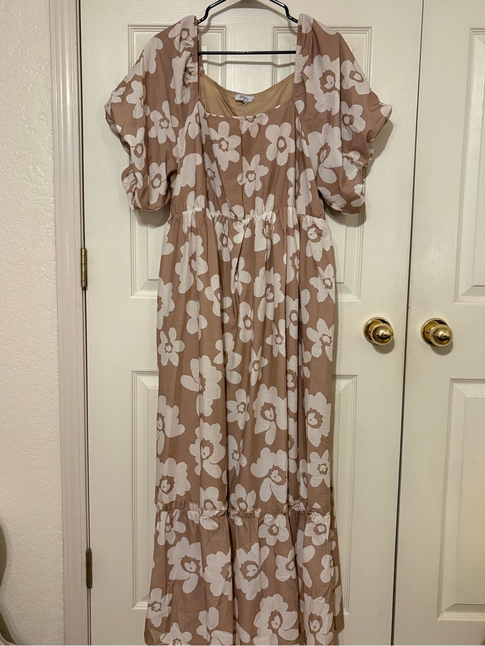 NWOT Women’s Beige Floral Puff-Sleeve Maxi Dress